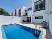 CASA CON ALBERCA EN VENTA CON SEGURIDAD EN CUMBRES DEL...