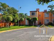 Casa con alberca comun en Fraccionamiento en Emiliano...