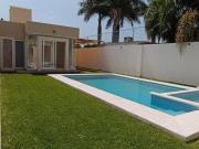 Casa en fraccionamiento, alberca privada y amplio jardín