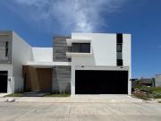 CASA CON ALBERCA EN VENTA EN PALMAS GREEN