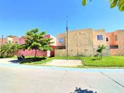 Casa con alberca en venta en tulipanes, $900,000 pesos