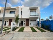 CASA CON ALBERCA EN VENTA SUPERMANZANA 336 AV HUAYACAN,...