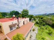 Casa con Alberca, Gran Jardín y Edificio de Oficinas en...