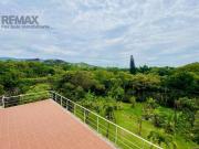 Casa con Alberca,Jardín y Edificio de Oficinas, Granjas...