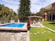 Casa con alberca, jardín y palapa en Lomas de Cuernavaca