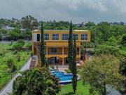 ¡CASA CON ALBERCA, JARDIN Y SHALA DE YOGA!, A 5 MIN. DE...