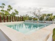 Casa con alberca privada, casa club con gimnasio, muro...