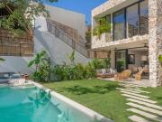 Casa con alberca privada con asoleadero y jardín, en...