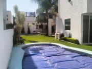 CASA CON ALBERCA PRIVADA JARDIN Y SEGURIDAD 2 HORAS