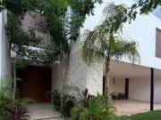 Casa con alberca privada y casa club, en venta, Zona...