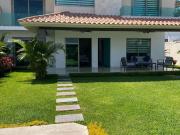 Casa con alberca propia y 4 recámaras en venta a 15...