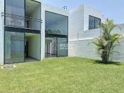 Casa con alberca, rec?mara en planta baja y roof garden...
