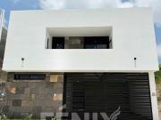 Casa con alberca, recámara en planta baja y roof garden...