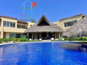 Casa con alberca, vista al mar y al campo de golf