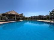 CASA CON ALBERCA Y AMENIDADES DEPORTIVAS EN CONJUNTO...