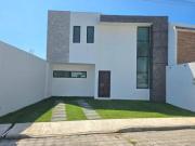 CASA CON ALBERCA Y AMPLIO JARDIN EN OAXTEPEC, MORELOS