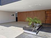 Casa con alberca y habitación en planta baja en Lomas...