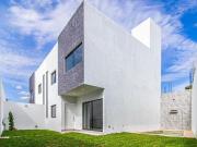 ¡CASA CON ALBERCA Y JARDIN! A 5 MIN. DE LA DESV DE...