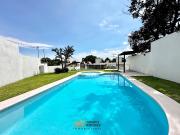 Moderna con Recamara en planta baja, alberca y jardin