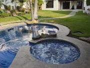 Casa con alberca y jardín en fraccionamiento Burgos...