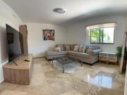 Casa con alberca y jardín en fraccionamiento con seguridad