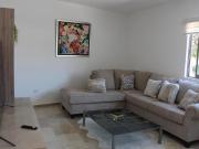 Casa con alberca y jardín en fraccionamiento con seguridad