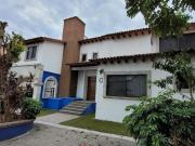 Casa con alberca y jardin en privada con vigilancia en...