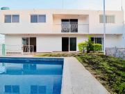 CASA CON ALBERCA Y JARDÍN PROPIO