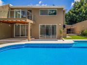 ¡CASA CON ALBERCA Y JARDÍN PROPIO EN VISTA HERMOSA ZONA...