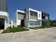 CASA CON ALBERCA Y PANELES EN VENTA EN PUNTA TIBURON