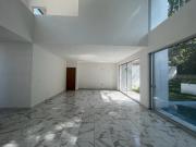 CASA CON ALBERCA Y SEGURIDAD