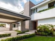 Casa con alberca y seguridad en fraccionamiento