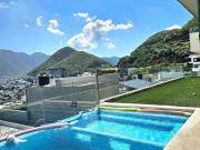 Casa con alberca y vistas panorámicas