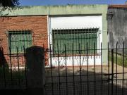 CASA CON AMPLIO FONDO LIBRE EN VENTA EN LONGCHAMPS