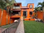Casa con amplio jardín, 4 habitaciones con baño,...