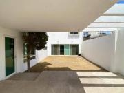 Casa con amplio jardín a un lado de Plaza San Luis