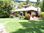 Casa con amplio jardín, alberca con jacuzzi, terrazas...