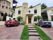 Casa con amplio jardin dentro de coto en Loma Real