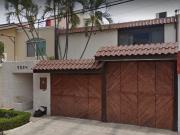 Casa con amplio jardín, en colonia Real Vallarta de...