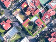 CASA CON AMPLIO JARDIN EN ESQUINA