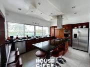 CASA CON AMPLIO JARDIN EN VENTA