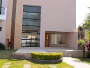 Casa con amplio jardín en Villas de Irapuato