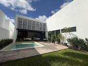 Casa con amplio jardín y espacios, dentro de privada