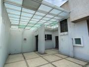 CASA CON AMPLIO TERRENO Y EXCELENTE UBICACION  APTO...