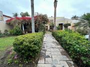 Casa con amplios ambientes y rodeada de jardines