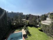 Casa con amplios espacios con edificio en obra negra con...