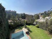 Casa con amplios espacios con edificio en obra negra con...