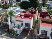 CASA CON AMPLIOS ESPACIOS EN FRACC. CON SEGURIDAD, A 3...