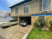 CASA CON AMPLIOS ESPACIOS, JARDINES DEL BOSQUE, GUADALAJARA