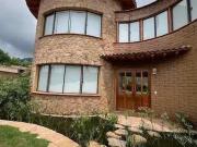 CASA CON ARQUITECTURA ORGÁNICA Y VISTA PANORÁMICA AL...